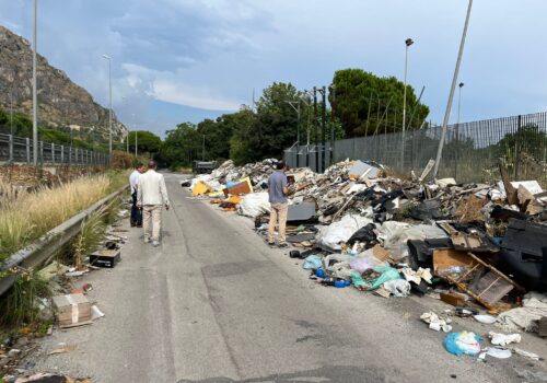 Palermo, discarica abusiva vicino al ponte di via Conte Federico. Bonanno: “Chiesto intervento di rimozione”